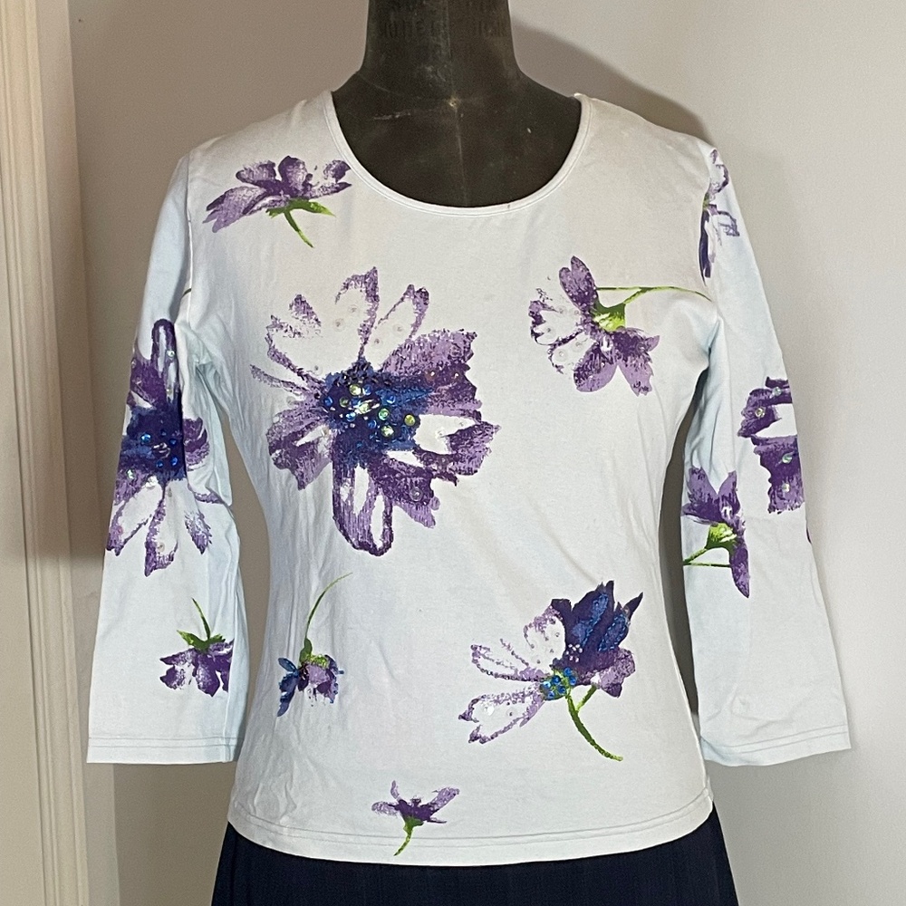Top with ¾ sleeve embellished with sequins on flowers
